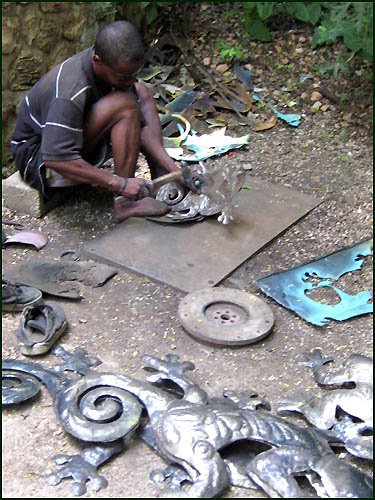 Cutting geckos - recycled steel drum in Haiti  - Haitian metal tropical designs . - www.tropicdecor.com